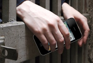 Equipamentos que restringem sinal de celular e punição para presos flagrados com aparelhos de celular são estratégias na cadeia de Apucarana para acabar com este problema que afeta presídios em todo o país
