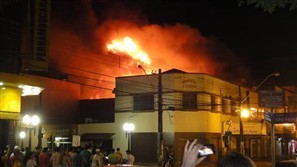 Incêndio destrói loja de móveis em Campo Mourão