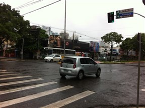 Feriado com chuva é dia normal de trabalho para muitos profissionais em Maringá