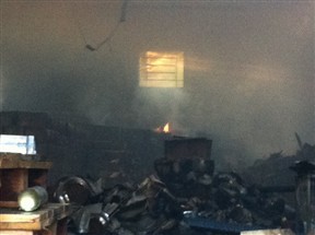 Incêndio de grandes proporções destruiu dois depósitos de produtos diversos em Maringá