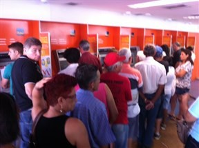 Caixas eletrônicos dos bancos estão lotados em Maringá
