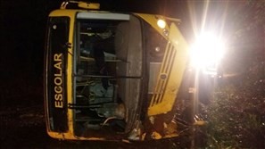 Ônibus com 28 pessoas tomba na PR-489, entre Umuarama e Xambrê