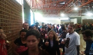 Em Nova Esperança, Ginásio de Esportes O Capelão distribui lonas para pessoas que tiveram problemas com a chuva