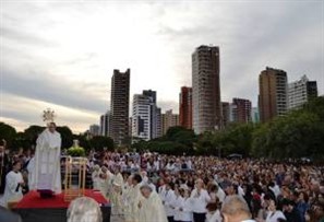 Milhares de fiéis participaram da procissão de Corpus Christi na Catedral de Maringá