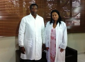 Sarandi apresenta os dois médicos cubanos