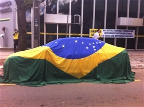 Grupo de manifestantes se reúnem no centro de Maringá