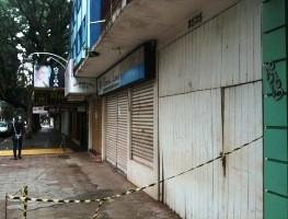 Prédio no centro de Maringá é interditado por risco de desabamento