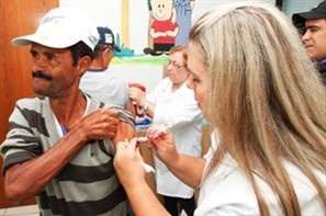 Clínicas de vacina em Maringá estão com fila para vacinar contra a gripe