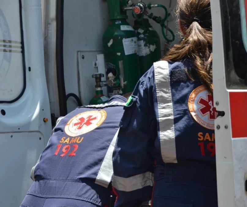 Motociclista é socorrido com fratura exposta após colisão com carro na região central de Maringá