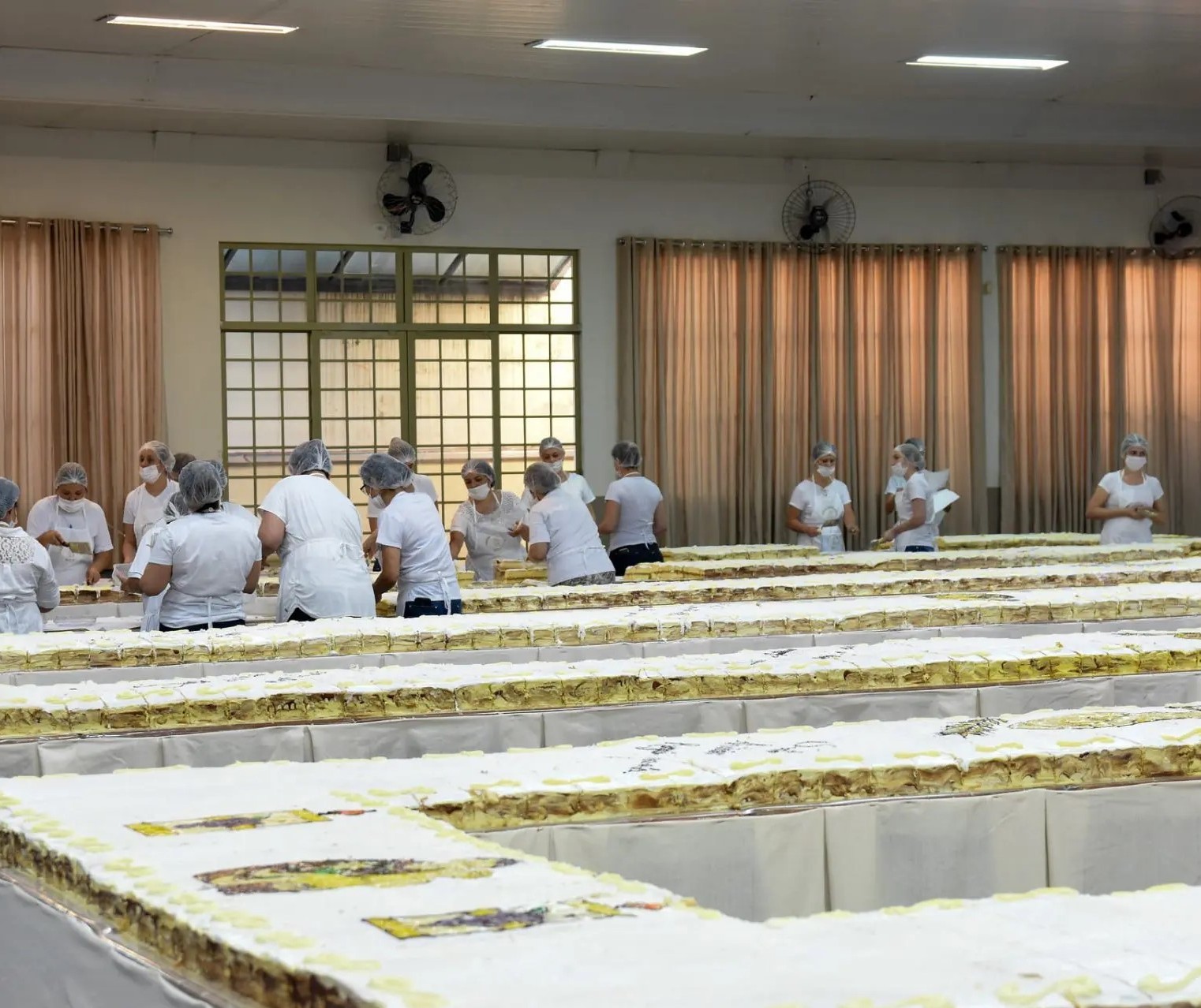 Com 110 metros, bolo de Santo Antônio feito em Maringá terá mais de 5 mil medalhas