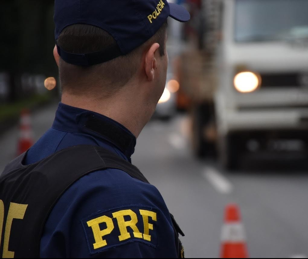PRF alerta sobre tráfego de veículos pesados durante feriadão
