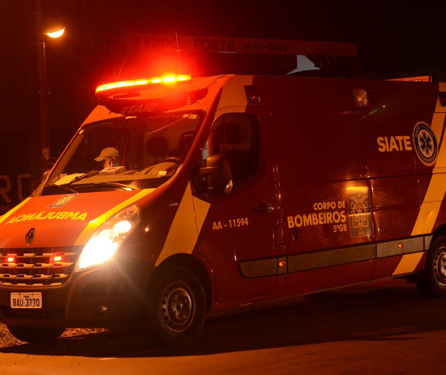 Homem é atropelado por motociclista e socorrido inconsciente