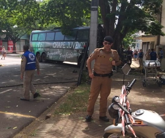 Ônibus se envolve em acidente grave em Maringá