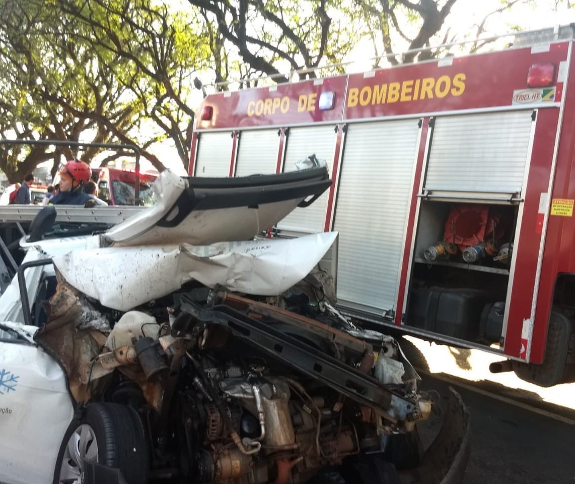 Picape é prensada entre dois caminhões na avenida colombo