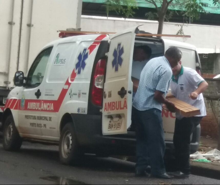 Ouvinte flagra ambulância de Porto Rico sendo utilizada para transportar batente de porta
