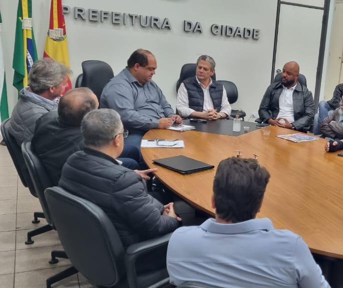 Motoristas de ônibus realizam assembleia para votar nova proposta