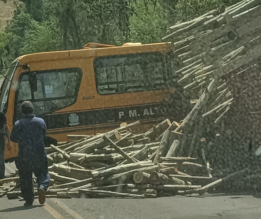 Caminhão de lenha atinge ônibus escolar na PR-681 em Alto Piquiri