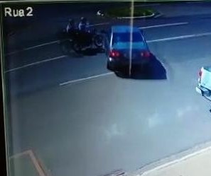 Câmera flagra imprudência de motorista na Avenida Colombo