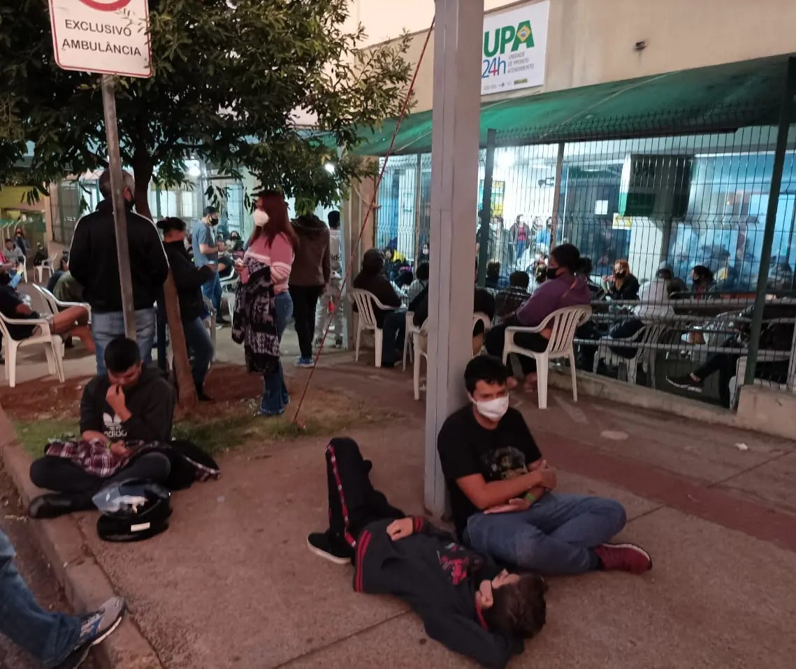 UPA de Maringá tem noite com relatos de dor e cansaço: ‘Estamos aqui há mais de 10 horas esperando’