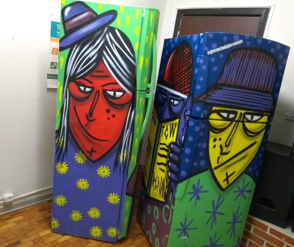 Procuram-se grafiteiros para transformar geladeiras em bibliotecas