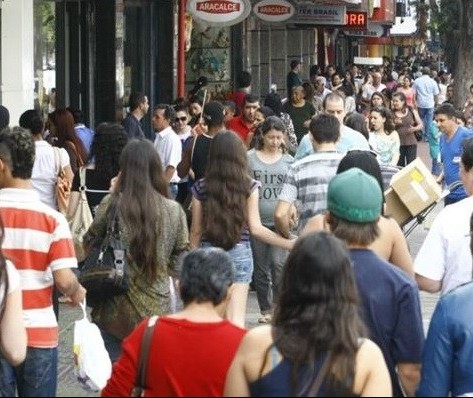 Comerciantes se preparam para a abertura das lojas à noite