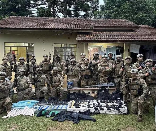 Polícia mata seis suspeitos e apreende arsenal de guerra no Paraná