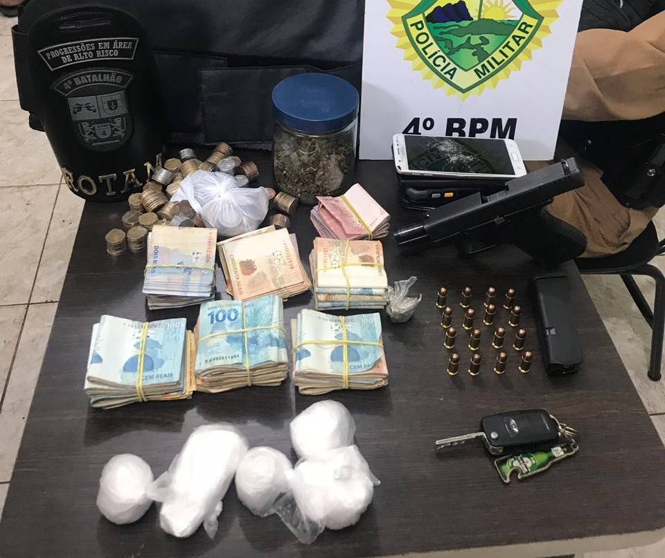 Homem é preso com drogas, pistola, colete balístico e mais de R$ 20 mil