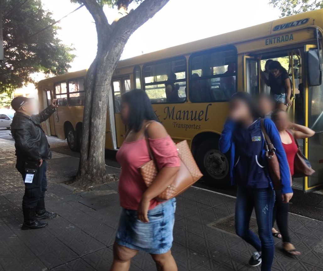 Ônibus de transporte clandestino é esvaziado na Avenida Brasil