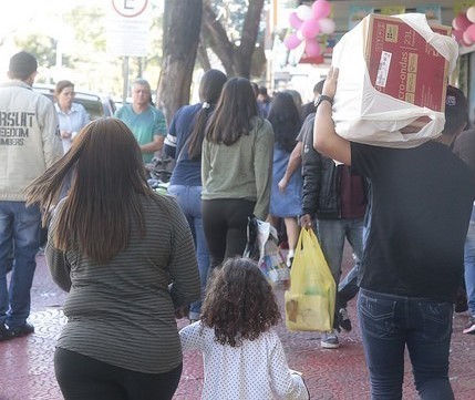 Lojas de rua ficam abertas até 21h nesta sexta-feira em Maringá