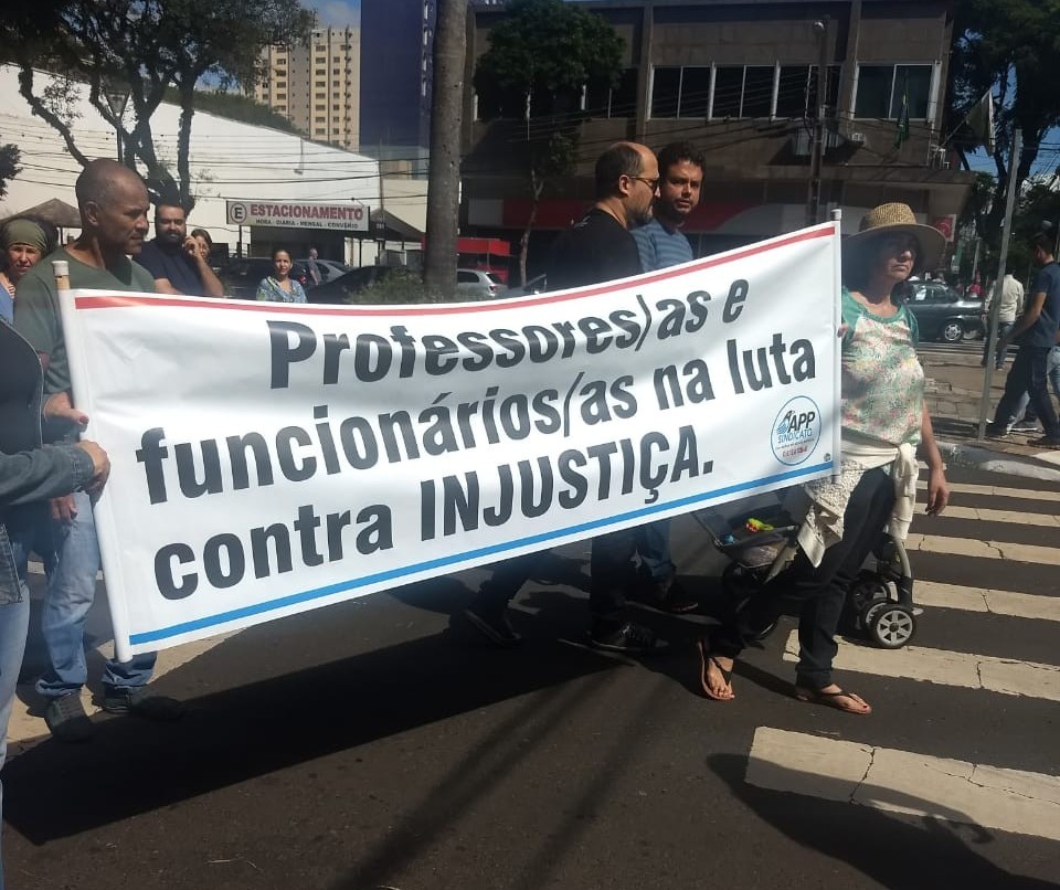 Servidores estaduais protestam pedindo reposição salarial