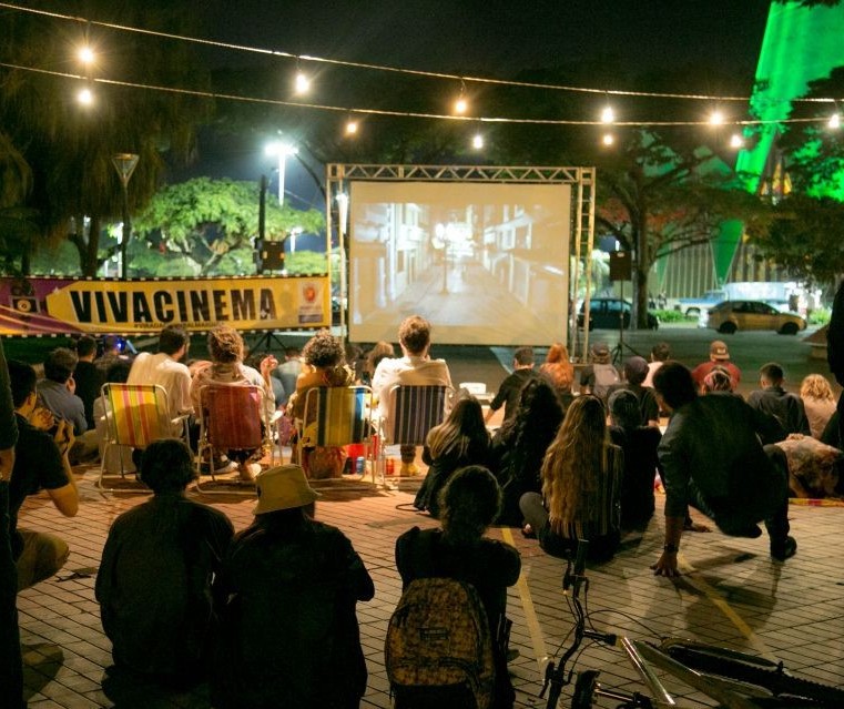 Cinema que funciona a energia solar apresenta filme em Maringá neste sábado (20)