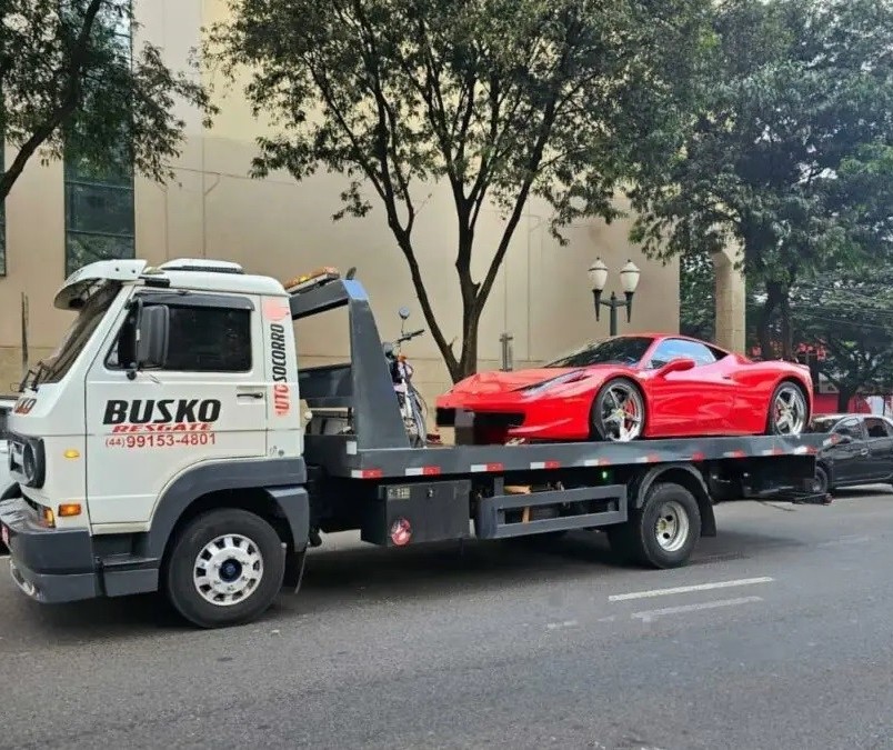Ferrari guinchada por estacionar em local proibido ainda está no pátio da Semob