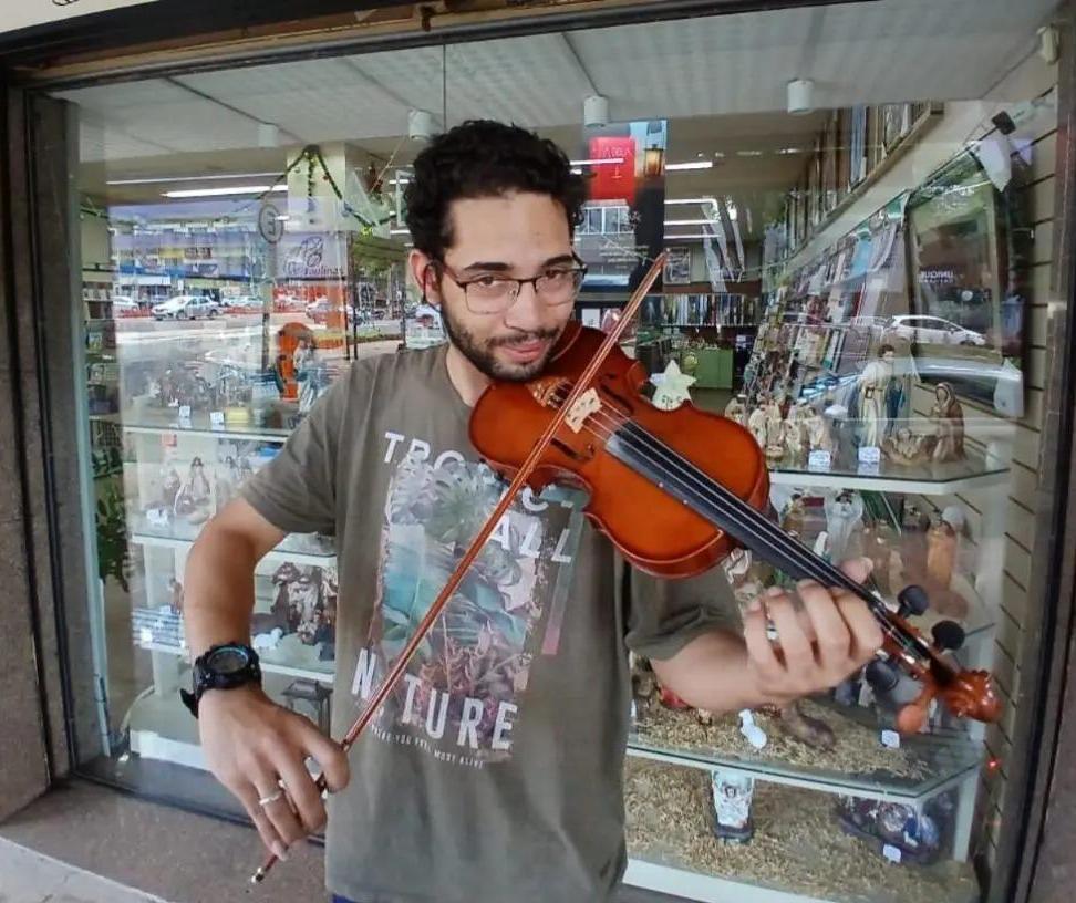 Violinista atrai atenção nas ruas de Maringá