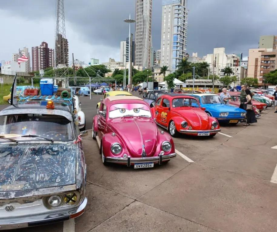 Apaixonados por fuscas fazem encontro em Maringá