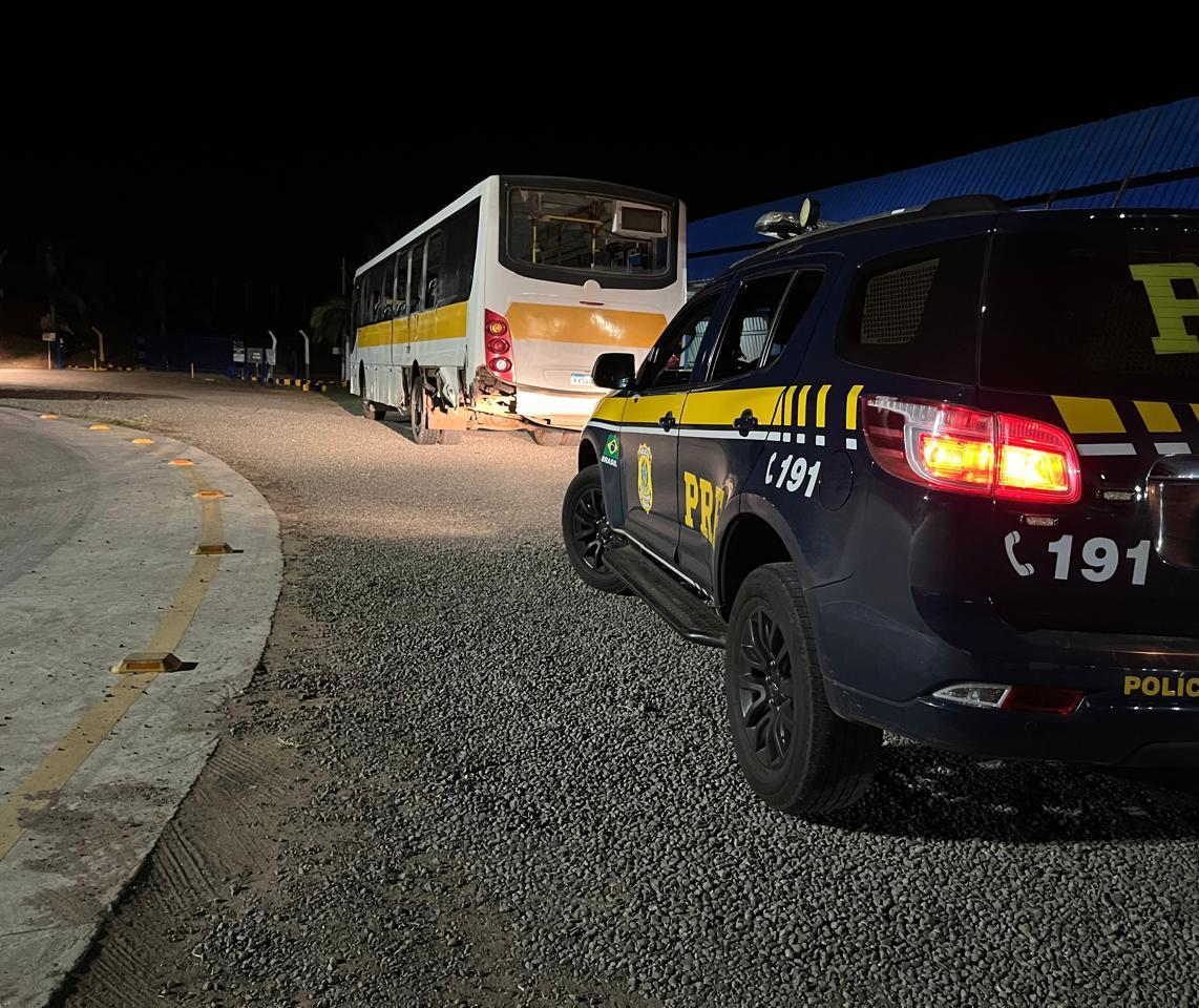 Ônibus com trabalhadores de indústria sofre acidente na BR-376