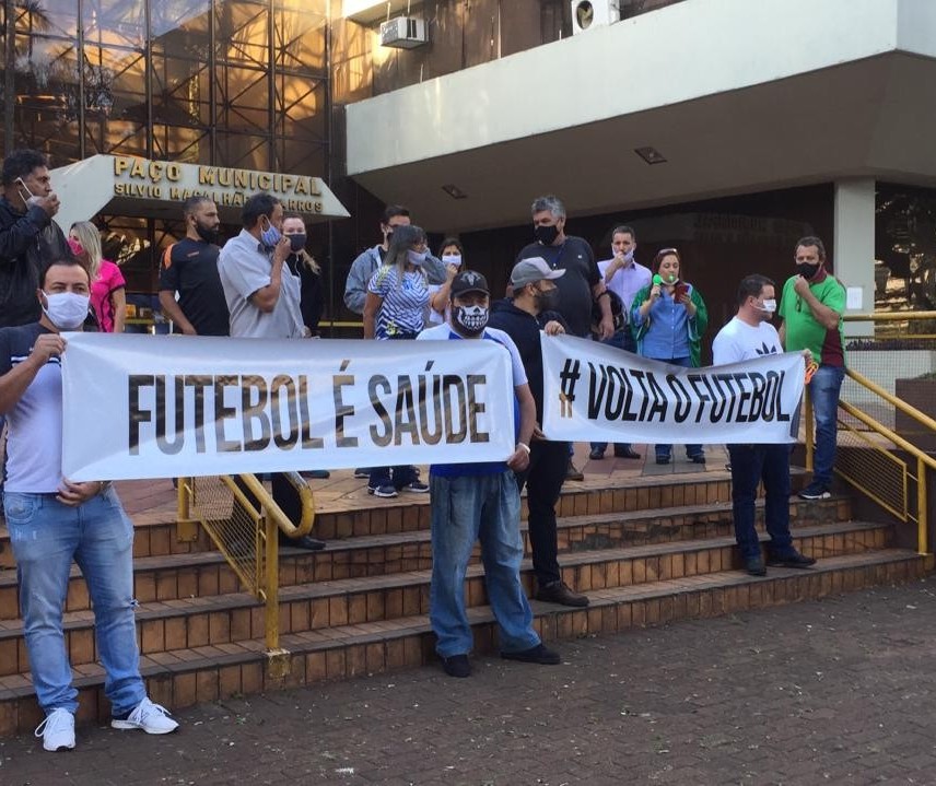 Donos de arenas de futebol society protestam e pedem reabertura