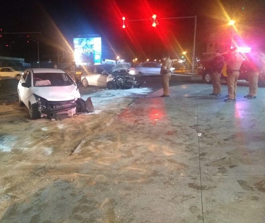 Batida entre veículos nesta madrugada deixa feridos 