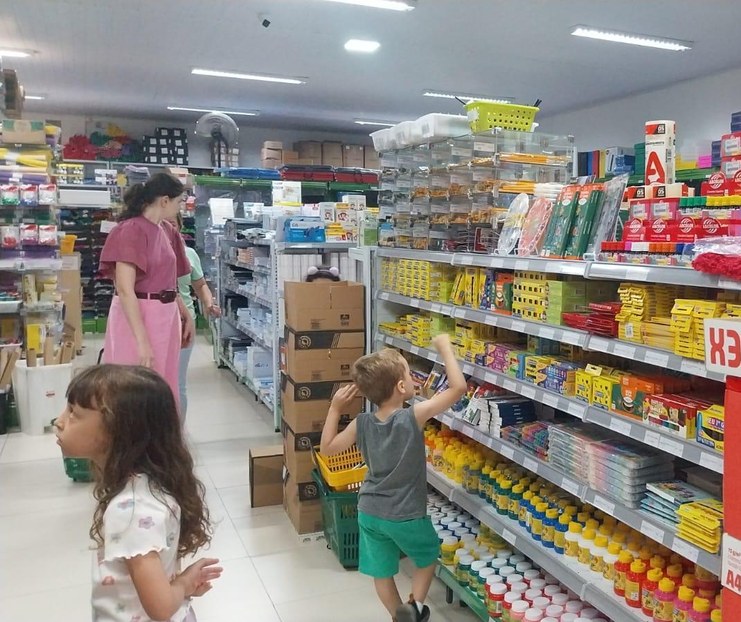 Compra de material escolar movimenta papelarias em Maringá