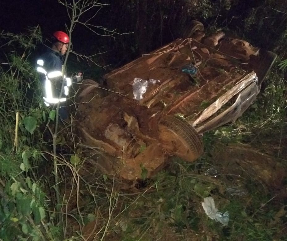 Carro lotado capota na BR-376 e deixa seis feridos