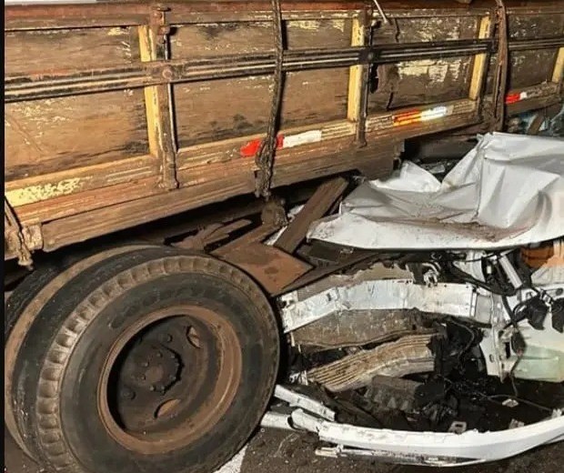 Máquina de lavar roupas cai de caminhão e provoca acidente em Maringá 