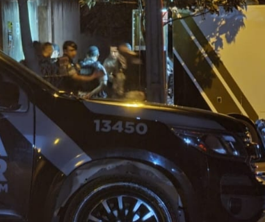 Homem morre em confronto com polícia após invadir casa e atirar em moradores em Maringá