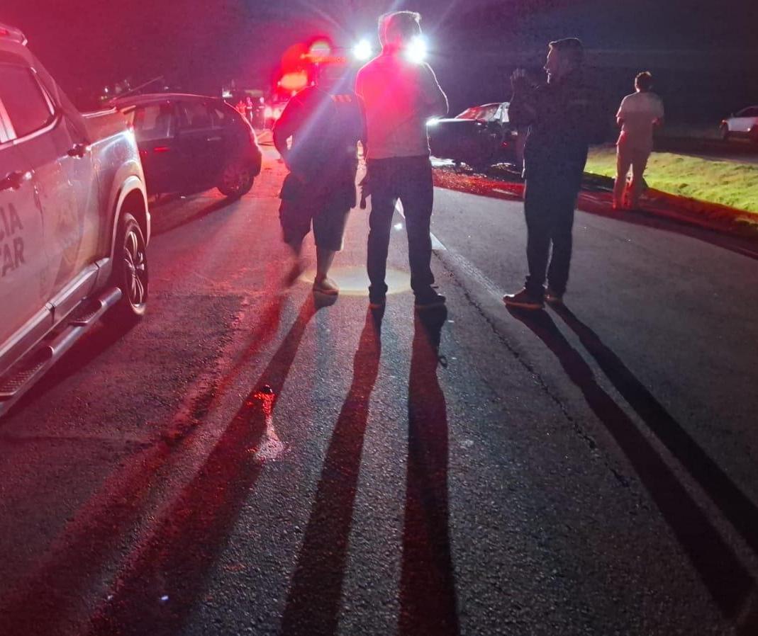 Carro na contramão provoca acidente com uma morte e quatro feridos
