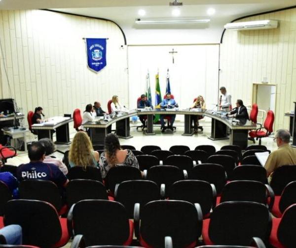 Vereadores se retiram de plenário e votação do orçamento é emperrada