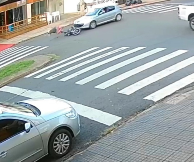 Câmera de loja flagra dois acidentes em menos de meia hora no mesmo cruzamento