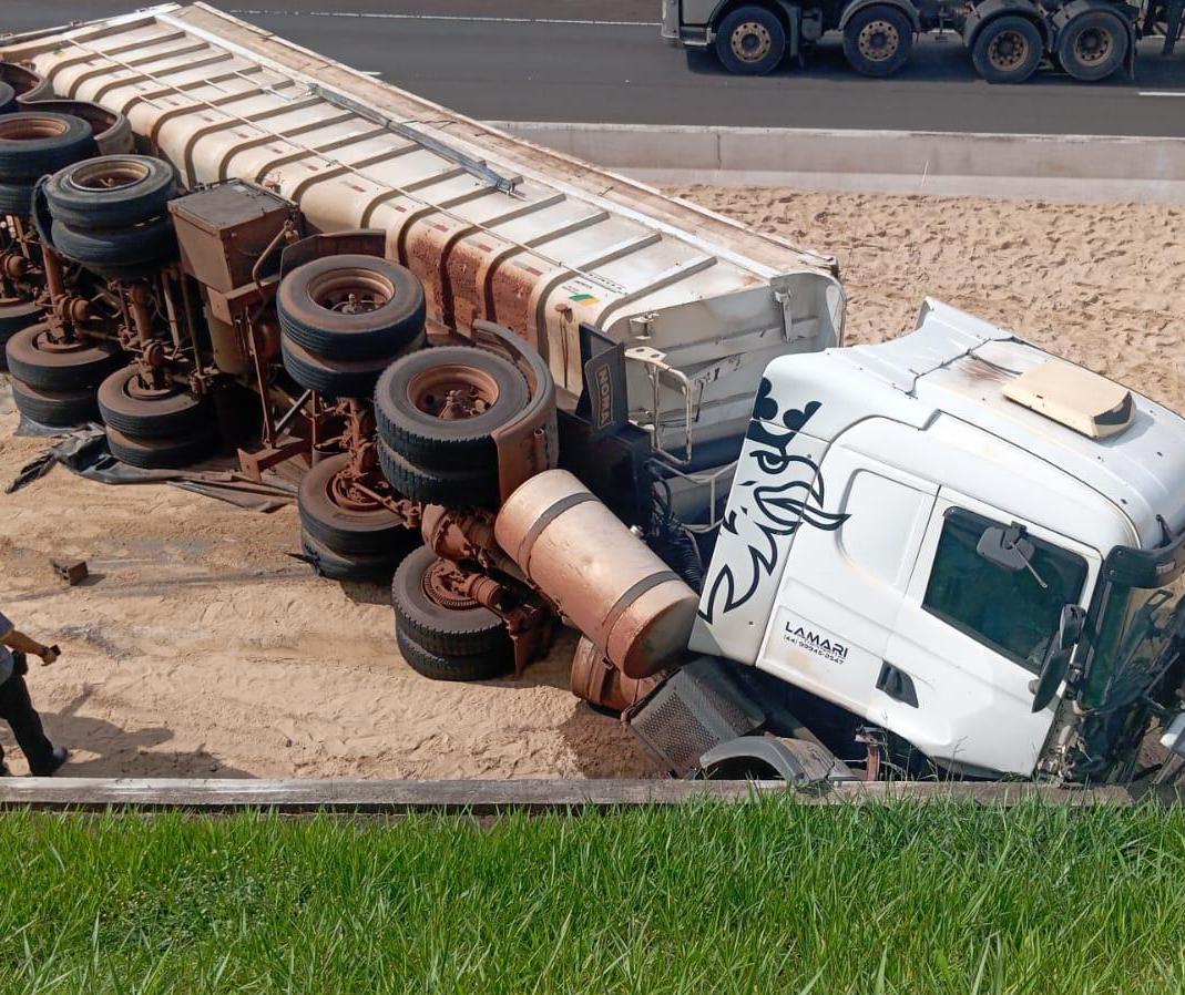 Danos em asfalto e carreta tombada, confira situação no Contorno Norte