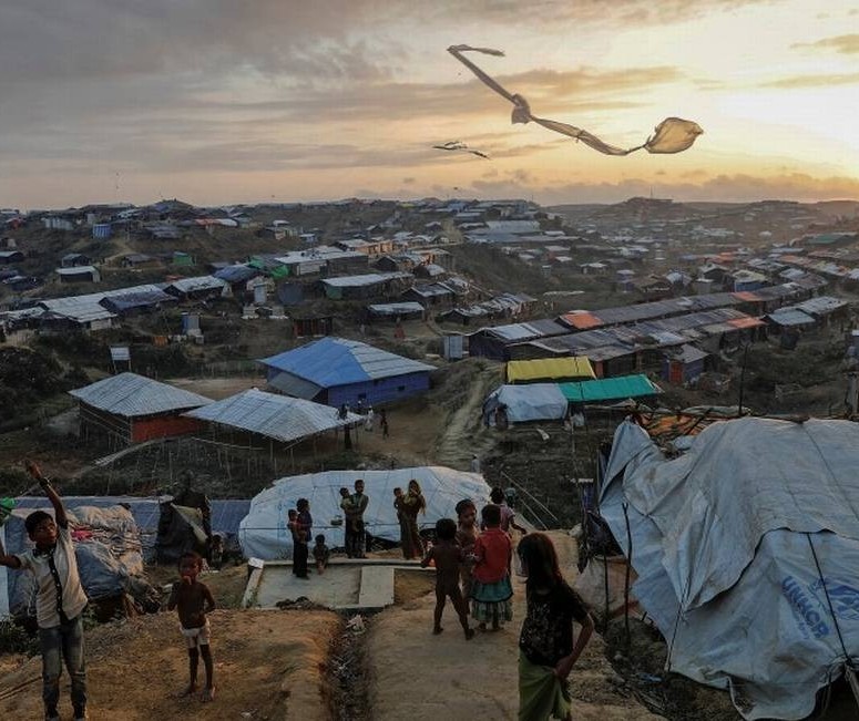 Acampamento de refugiados de Bangladesh recebe sistema de distribuição de água potável movido a energia solar