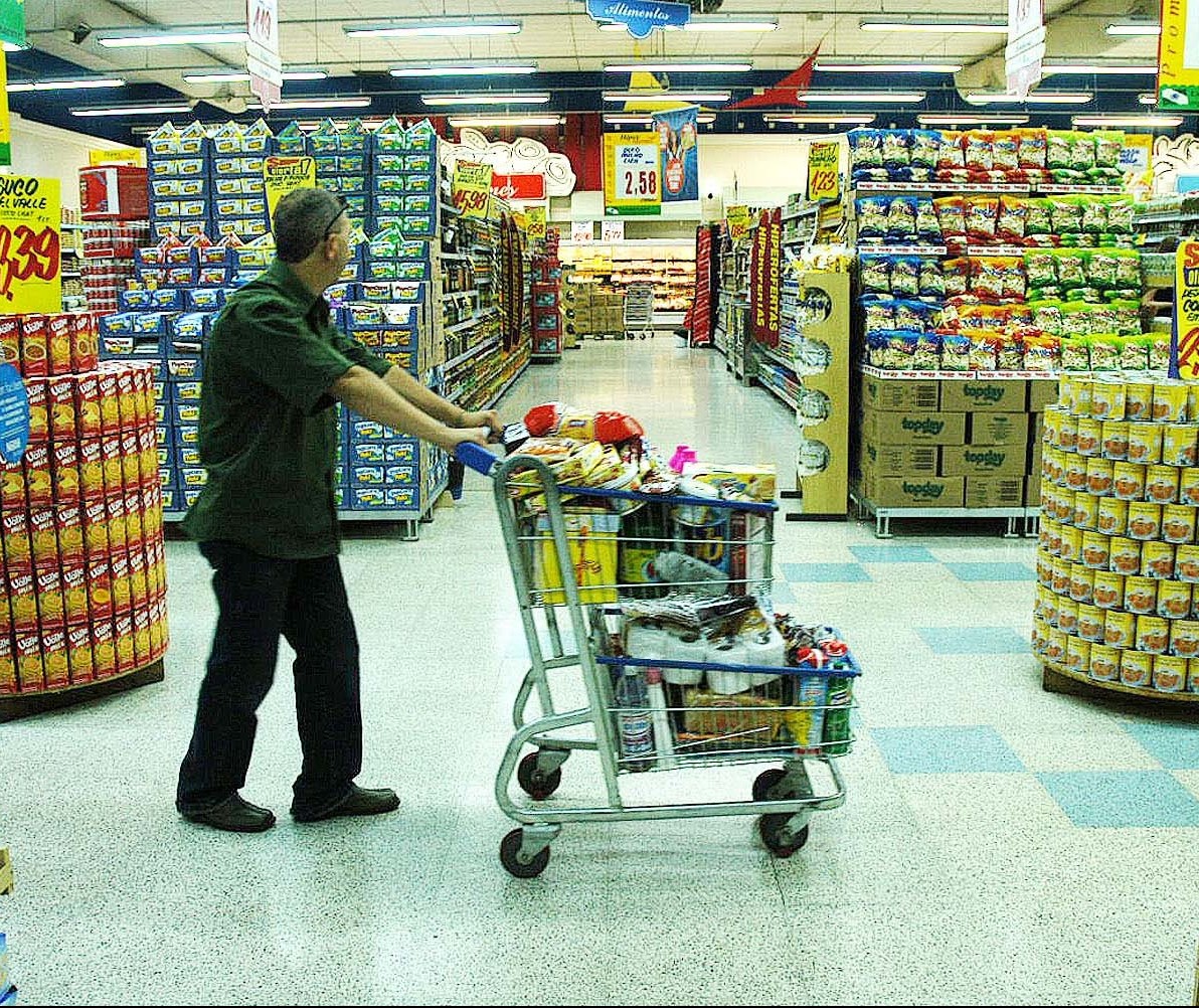 Mais um supermercado consegue liminar para abrir aos domingos 