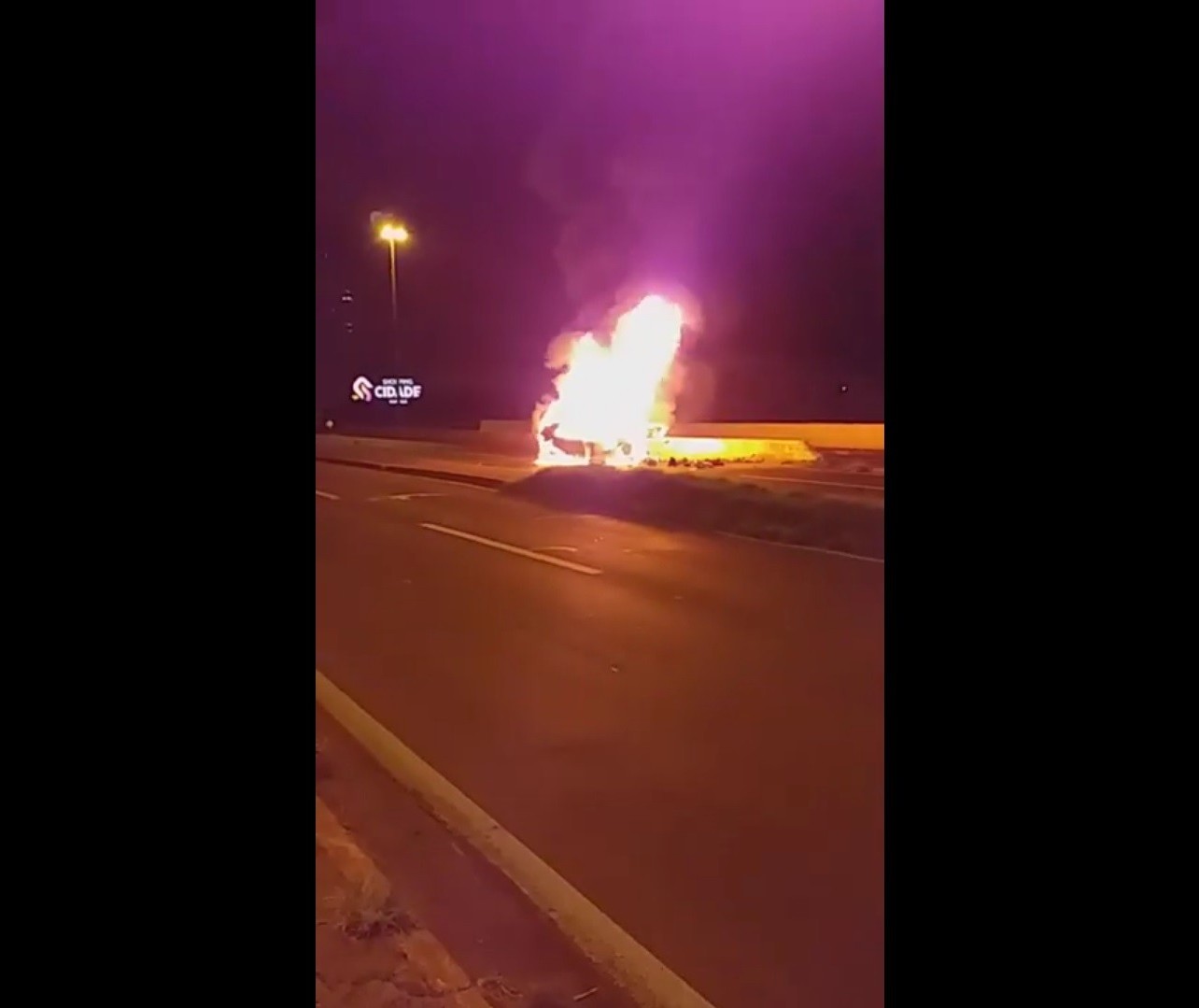 Carro pega fogo após colisão e motorista morre, na Avenida Colombo
