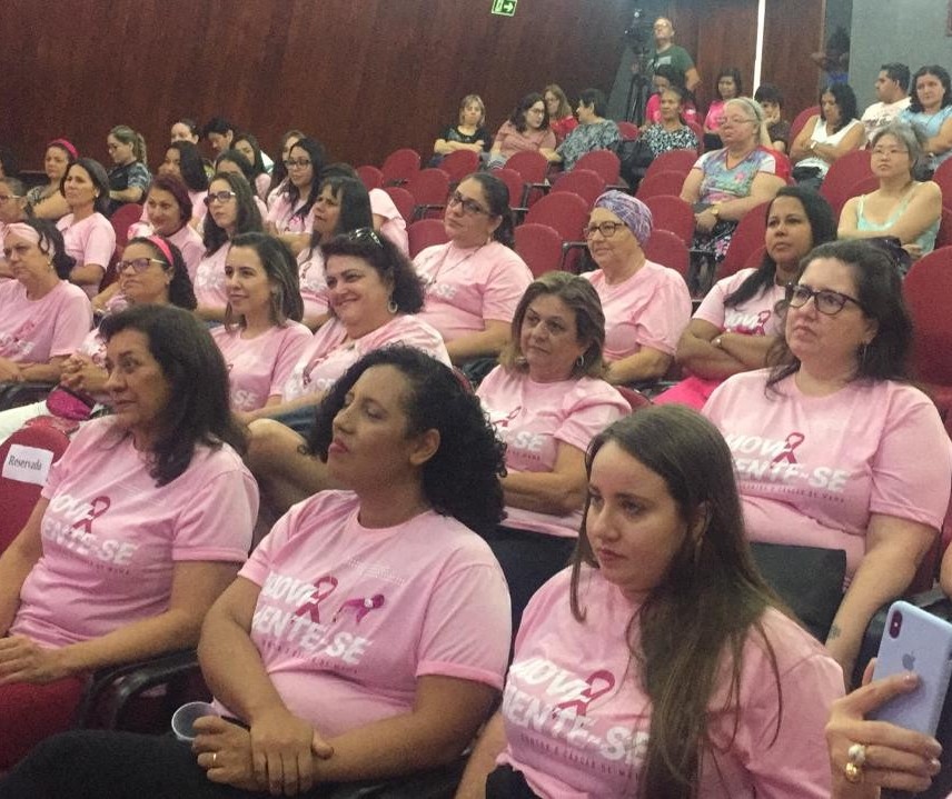 Mulheres que lutam contra o câncer de mama dão depoimento no lançamento do Outubro Rosa