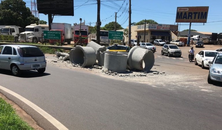 Queda de tubos de concreto congestiona trânsito em rotatória da Avenida Colombo